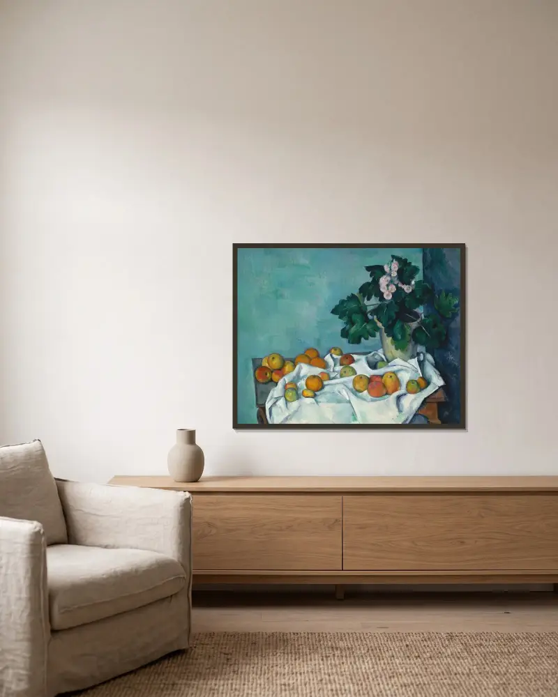 Stilleben med äpplen och en kruka med primulor av Paul Cézanne inramad på en vägg