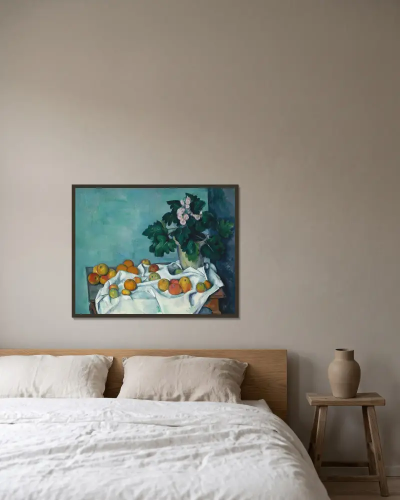 Stilleben med äpplen och en kruka med primulor av Paul Cézanne inramad på en vägg