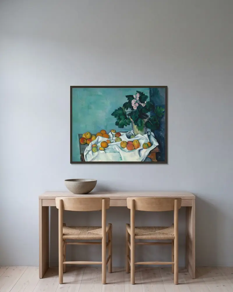 Stilleben med äpplen och en kruka med primulor av Paul Cézanne inramad på en vägg