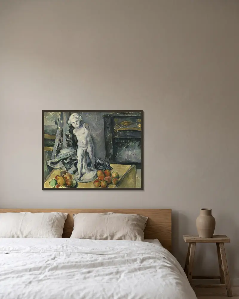 Still Life with Plaster Cupid av Paul Cézanne inramad på en vägg