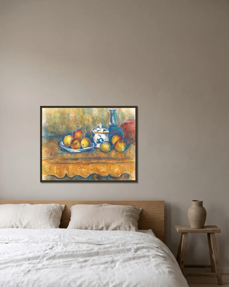 Stillleben mit blauer Flasche, Zuckerdose und Äpfeln von Paul Cézanne gerahmt an einer Wand