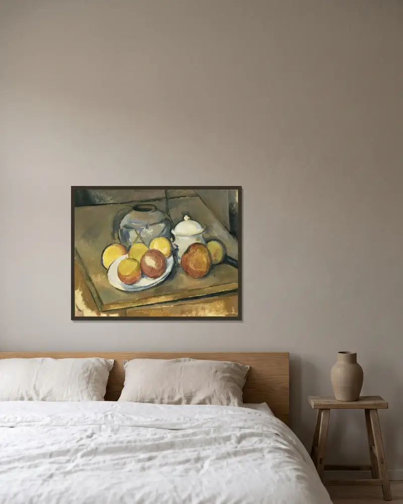 Vas med halmdekor, sockerskål och äpplen av Paul Cézanne inramad på en vägg