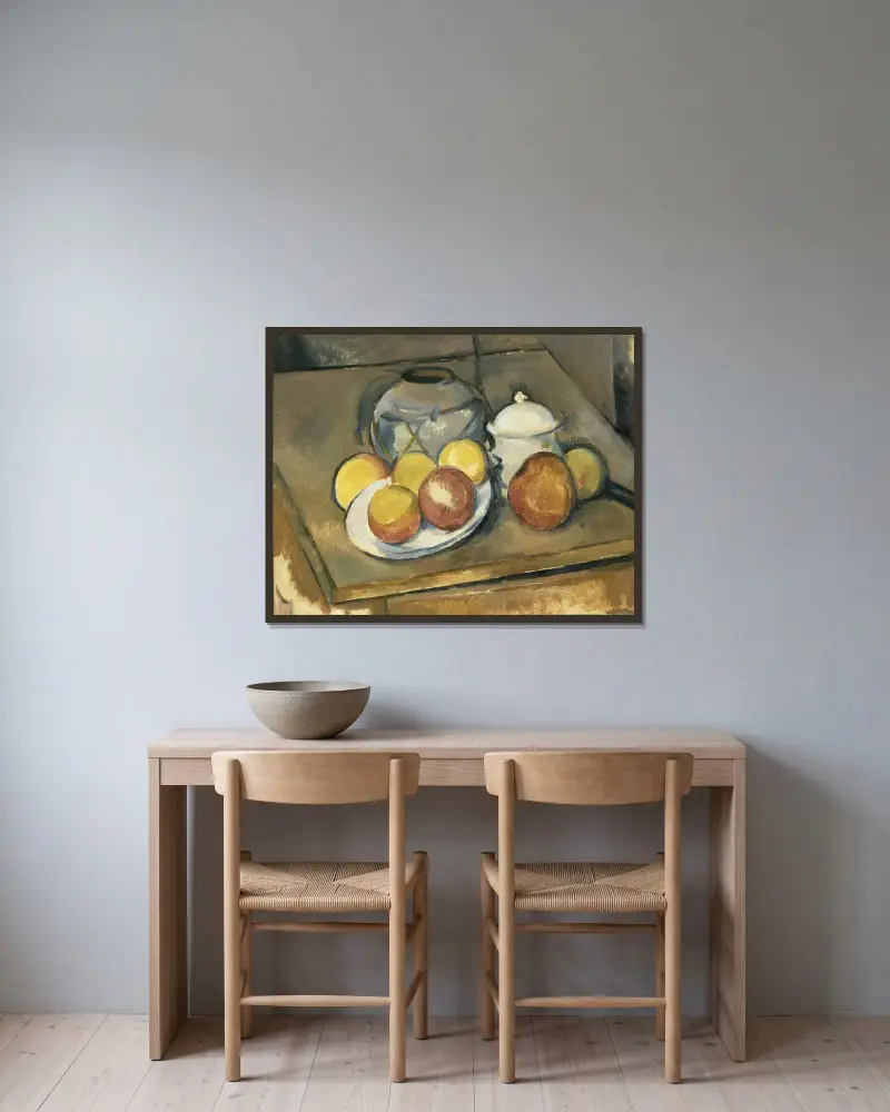 Vas med halmdekor, sockerskål och äpplen av Paul Cézanne inramad på en vägg