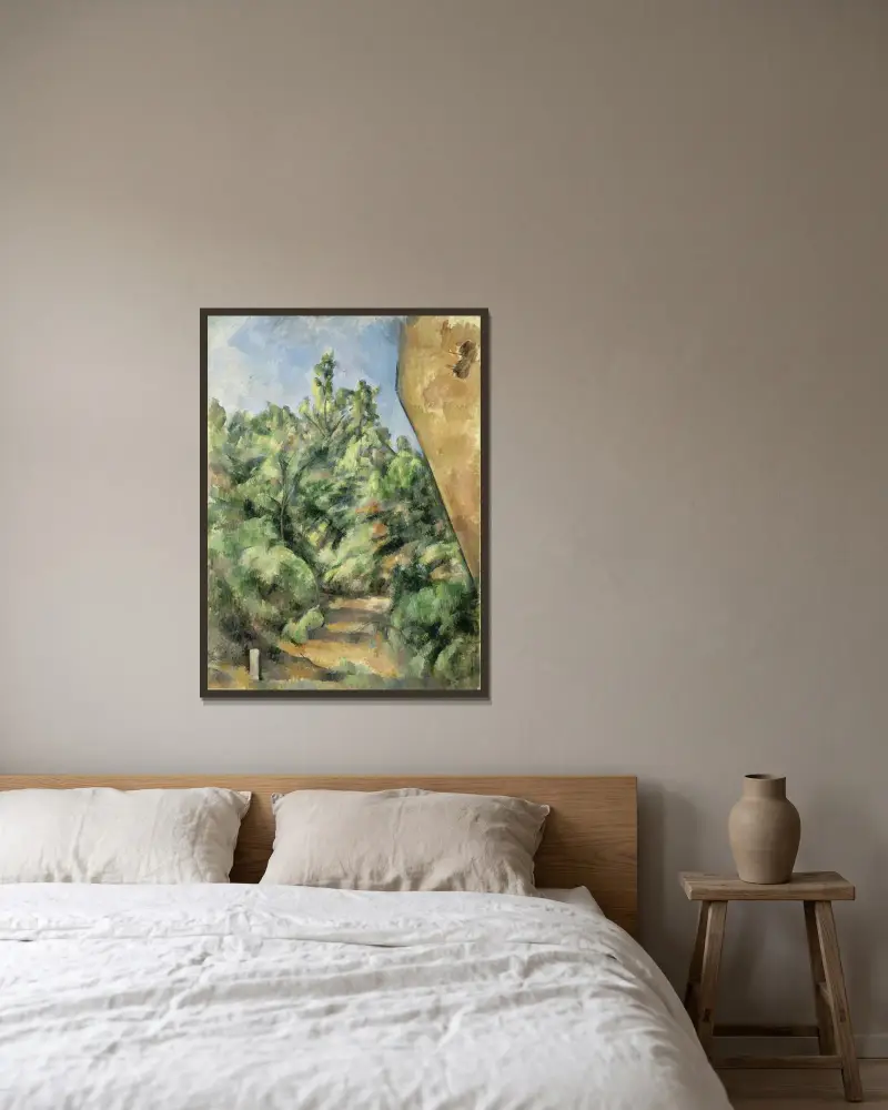 The Red Rock av Paul Cézanne inramad på en vägg