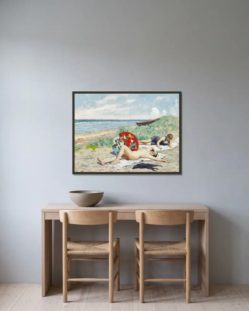 Zwei Mädchen und ein japanischer Sonnenschirm am Strand von Hornbæk von Paul Fischer gerahmt an einer Wand