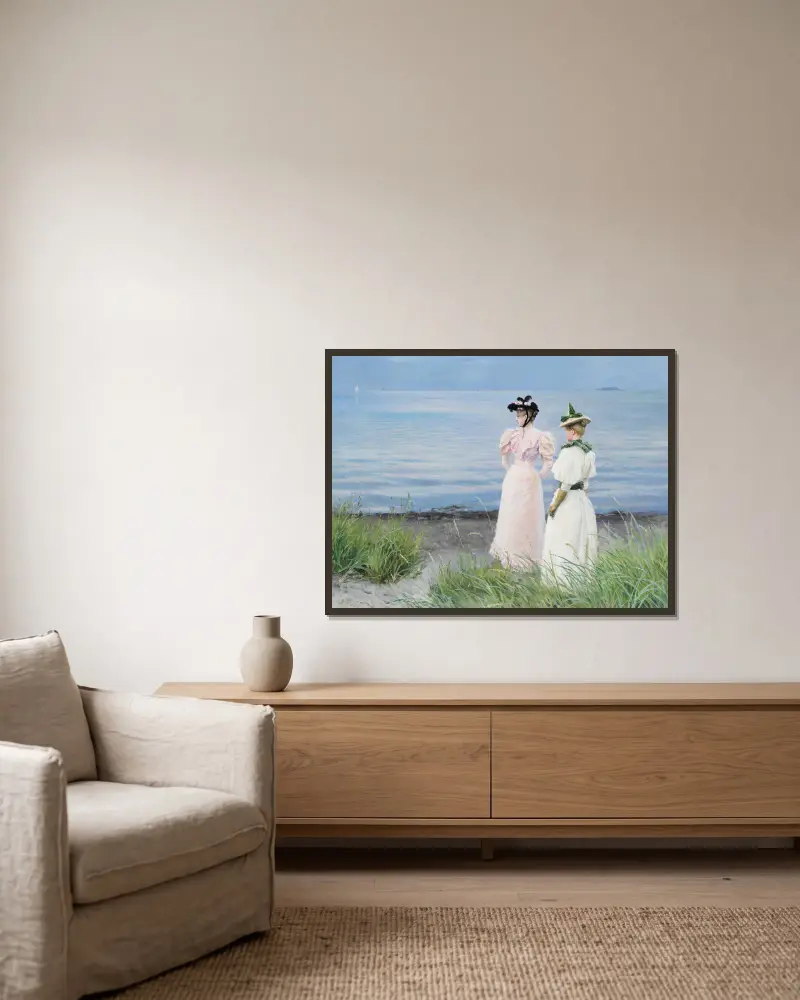 Am Strand von Hellerup. Fräulein Elisabeth Fischer und Fräulein Anna Pauline Bruun an einem Sommertag am Strand von Hellerup von Paul Fischer gerahmt an einer Wand
