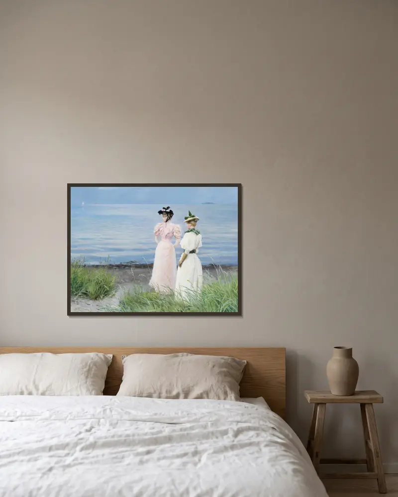 Am Strand von Hellerup. Fräulein Elisabeth Fischer und Fräulein Anna Pauline Bruun an einem Sommertag am Strand von Hellerup von Paul Fischer gerahmt an einer Wand