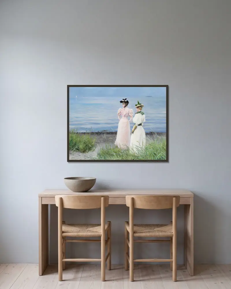 Am Strand von Hellerup. Fräulein Elisabeth Fischer und Fräulein Anna Pauline Bruun an einem Sommertag am Strand von Hellerup von Paul Fischer gerahmt an einer Wand