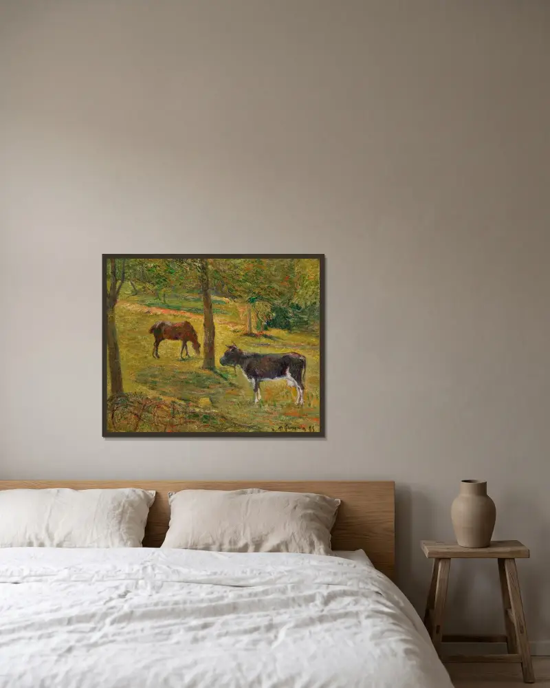Häst och ko på en äng av Paul Gauguin inramad på en vägg