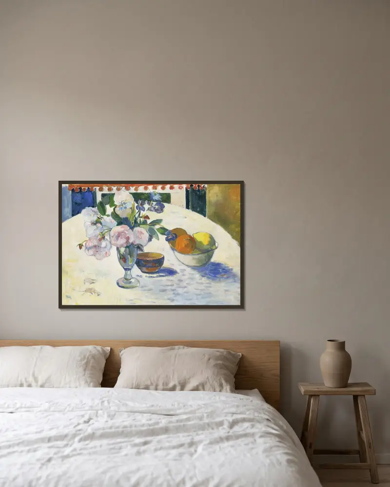 Blommor och en fruktskål på ett bord av Paul Gauguin inramad på en vägg