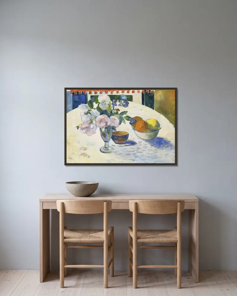 Blommor och en fruktskål på ett bord av Paul Gauguin inramad på en vägg