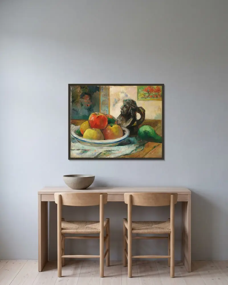 Stilleben med äpplen, ett päron och en keramisk porträttkanna av Paul Gauguin inramad på en vägg