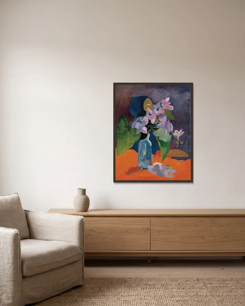 Stilleben med blommor och idol av Paul Gauguin inramad på en vägg
