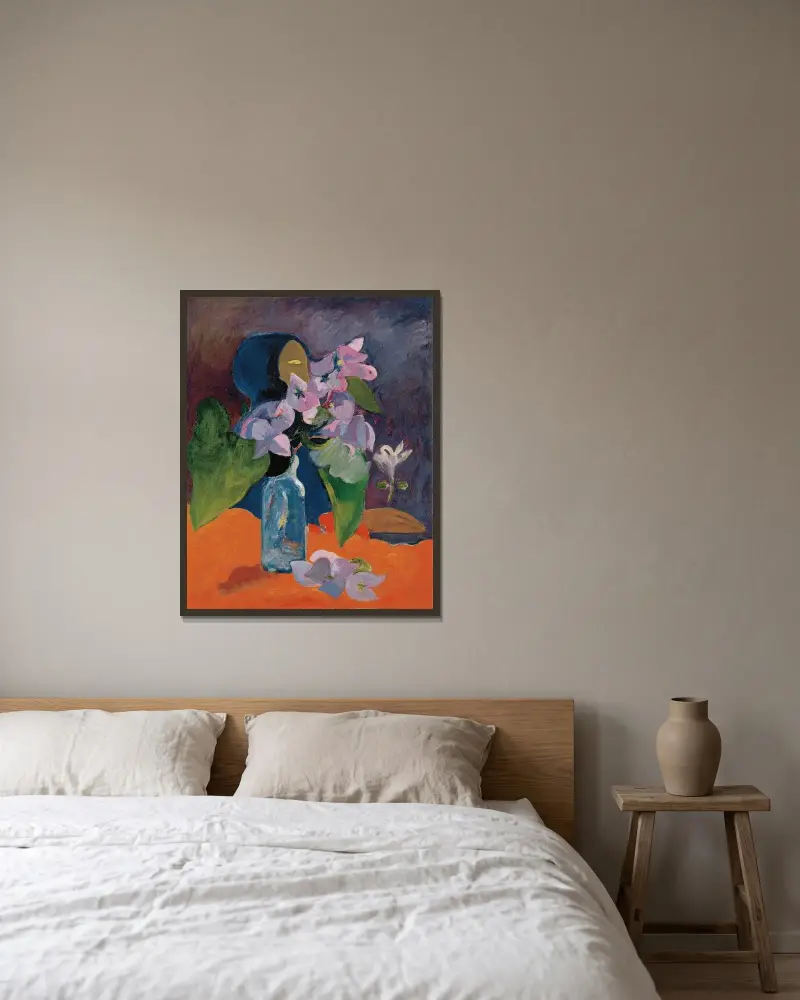 Stilleben med blommor och idol av Paul Gauguin inramad på en vägg