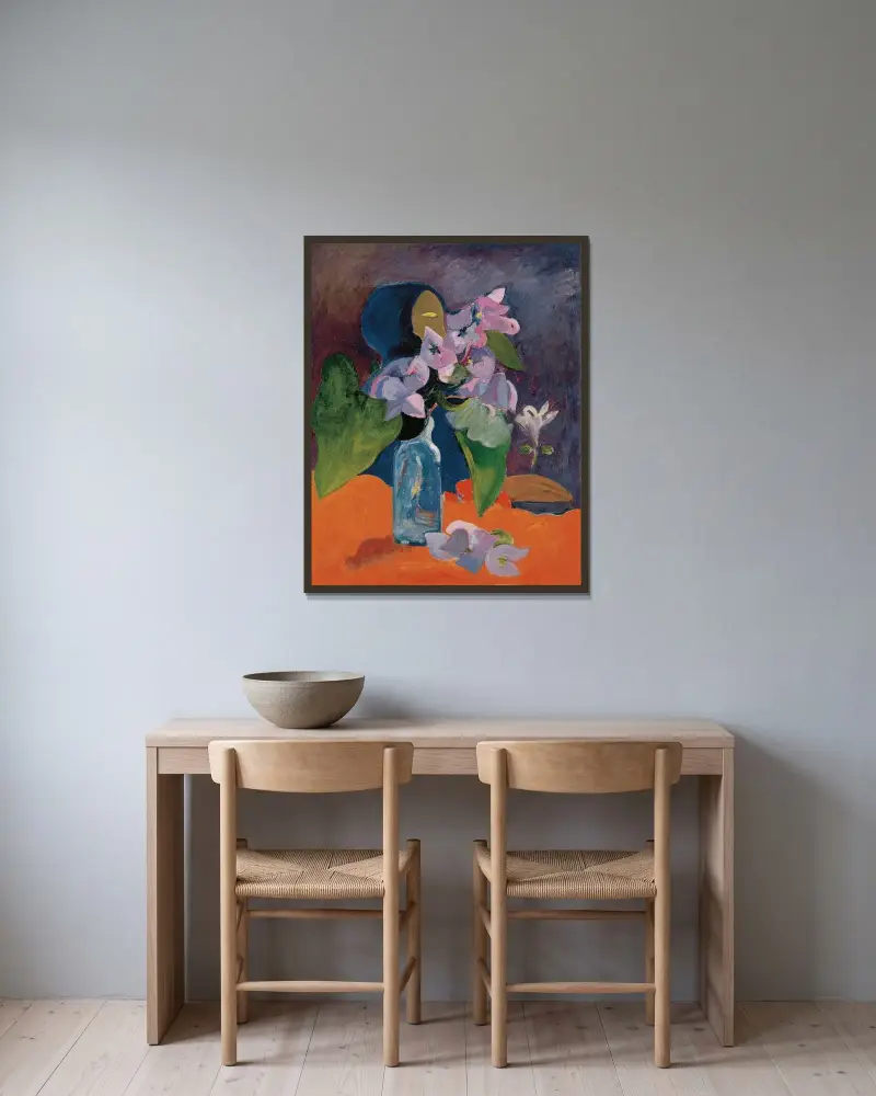 Stilleben med blommor och idol av Paul Gauguin inramad på en vägg