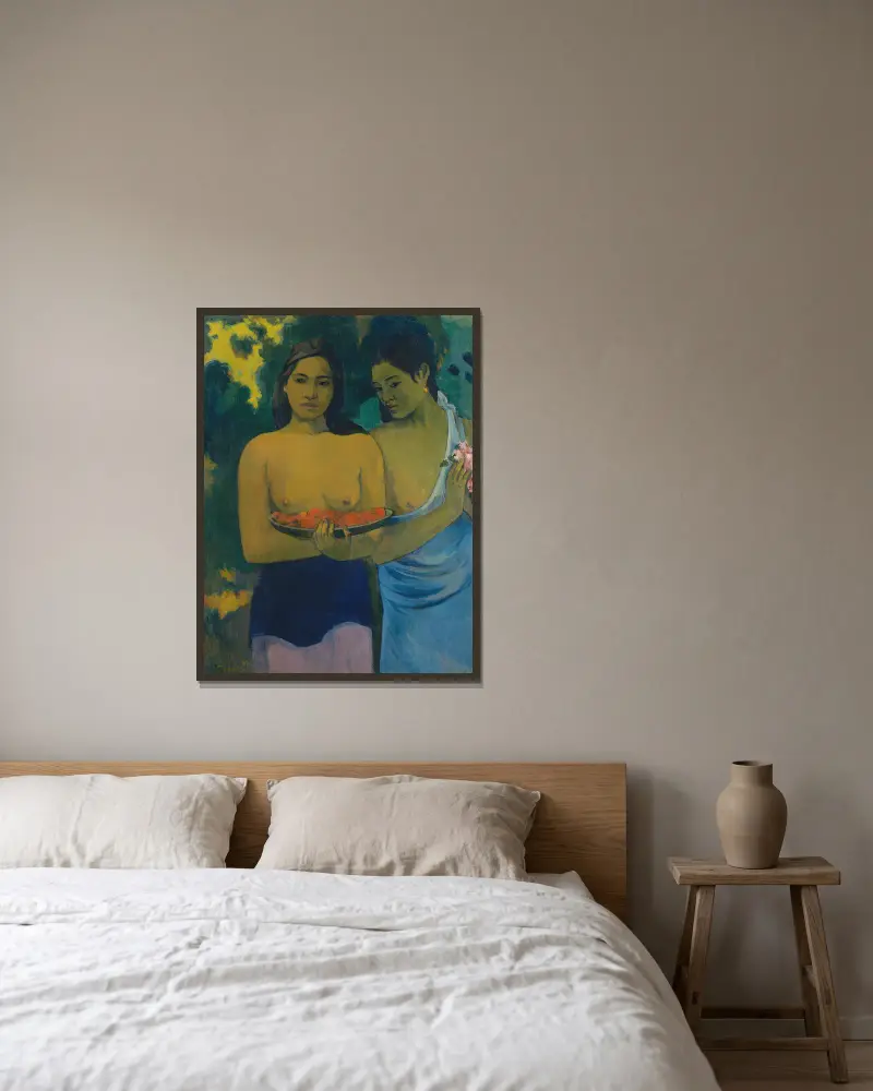 Två tahitiska kvinnor av Paul Gauguin inramad på en vägg