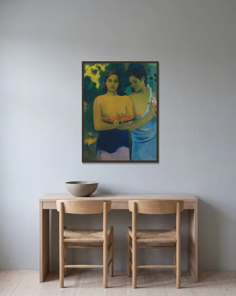 Två tahitiska kvinnor av Paul Gauguin inramad på en vägg