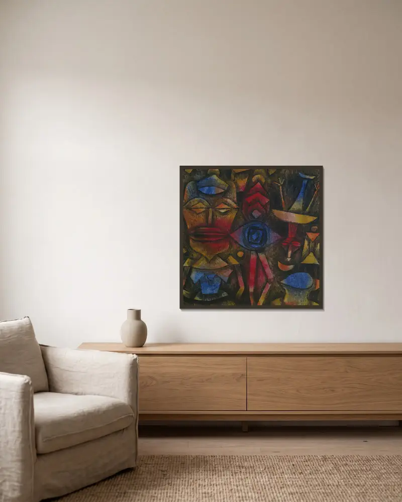 Samling av figurer av Paul Klee inramad på en vägg