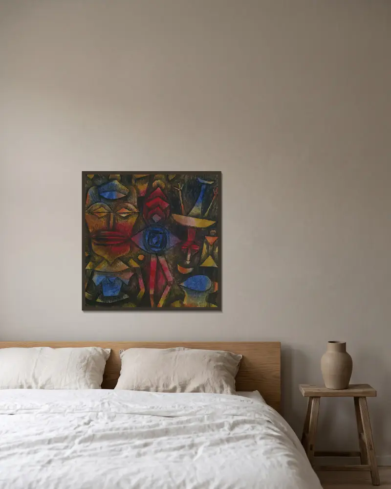 Samling av figurer av Paul Klee inramad på en vägg