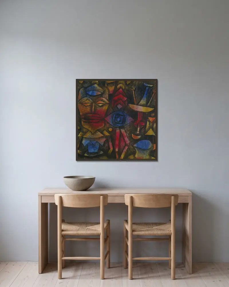 Samling av figurer av Paul Klee inramad på en vägg