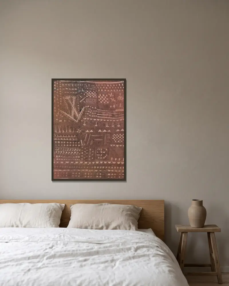 I stil med en lädertapet av Paul Klee inramad på en vägg