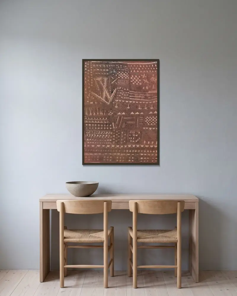 I stil med en lädertapet av Paul Klee inramad på en vägg