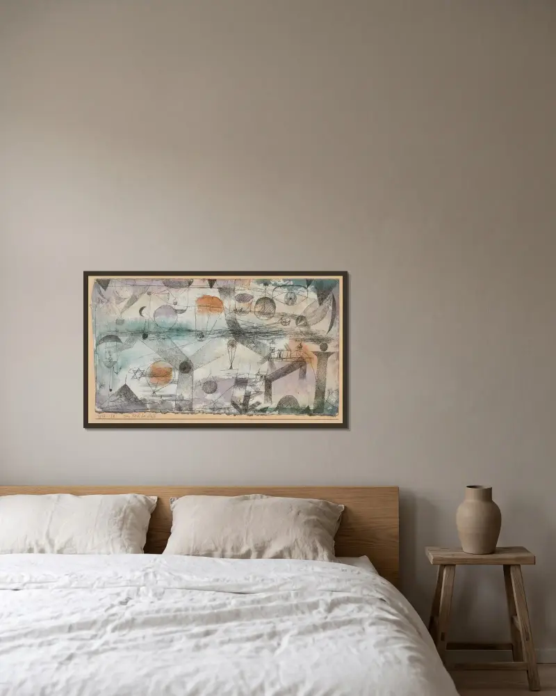 Im Reich der Lüfte von Paul Klee gerahmt an einer Wand