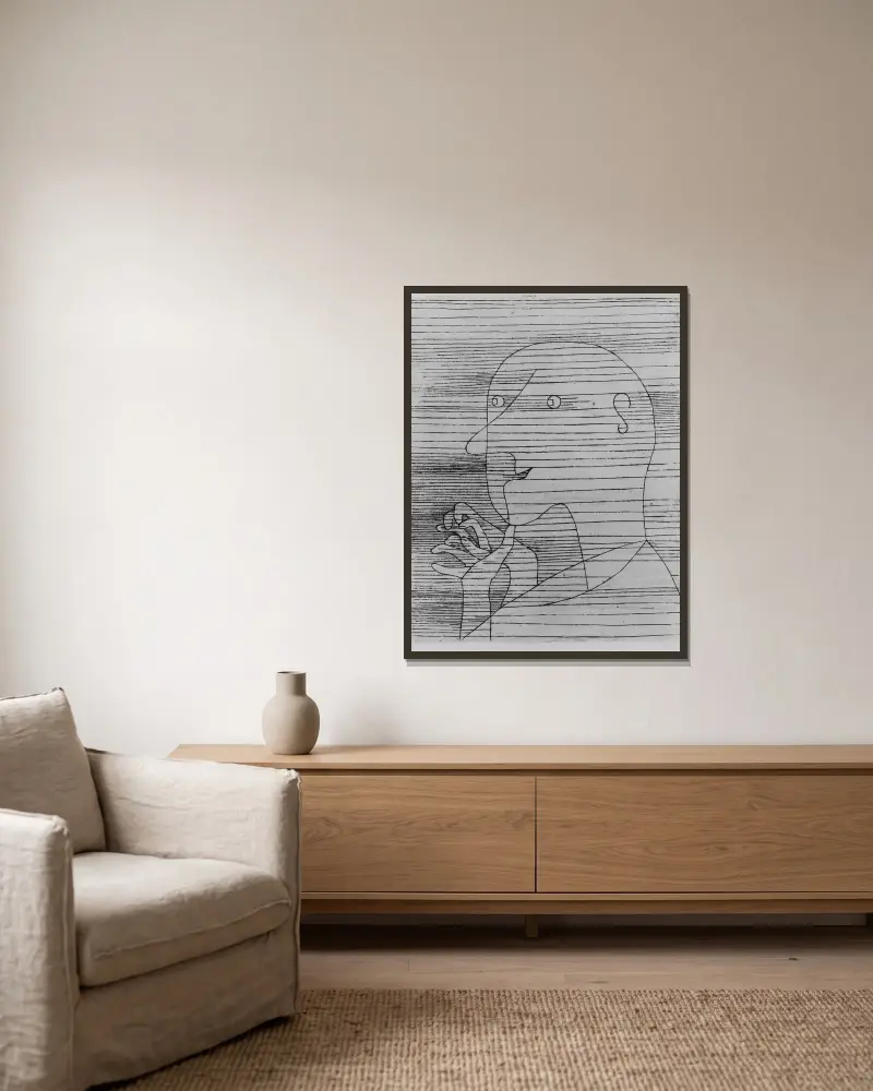 Alter Mann beim Zählen von Paul Klee gerahmt an einer Wand