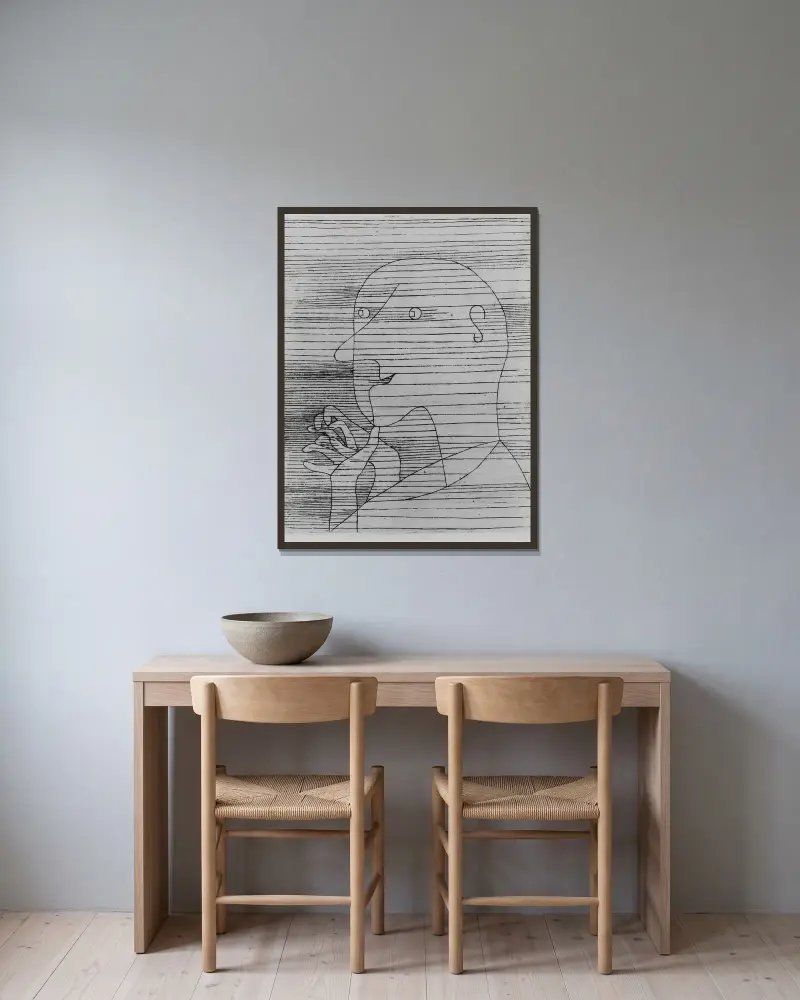 Alter Mann beim Zählen von Paul Klee gerahmt an einer Wand