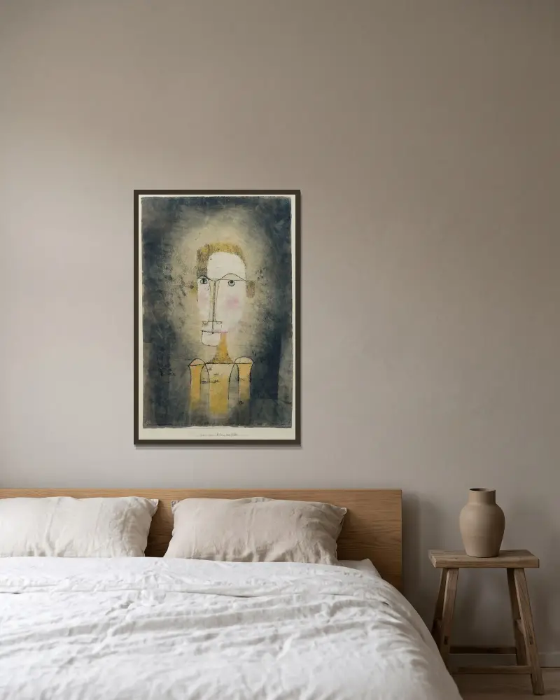 Porträtt av en gul man av Paul Klee inramad på en vägg