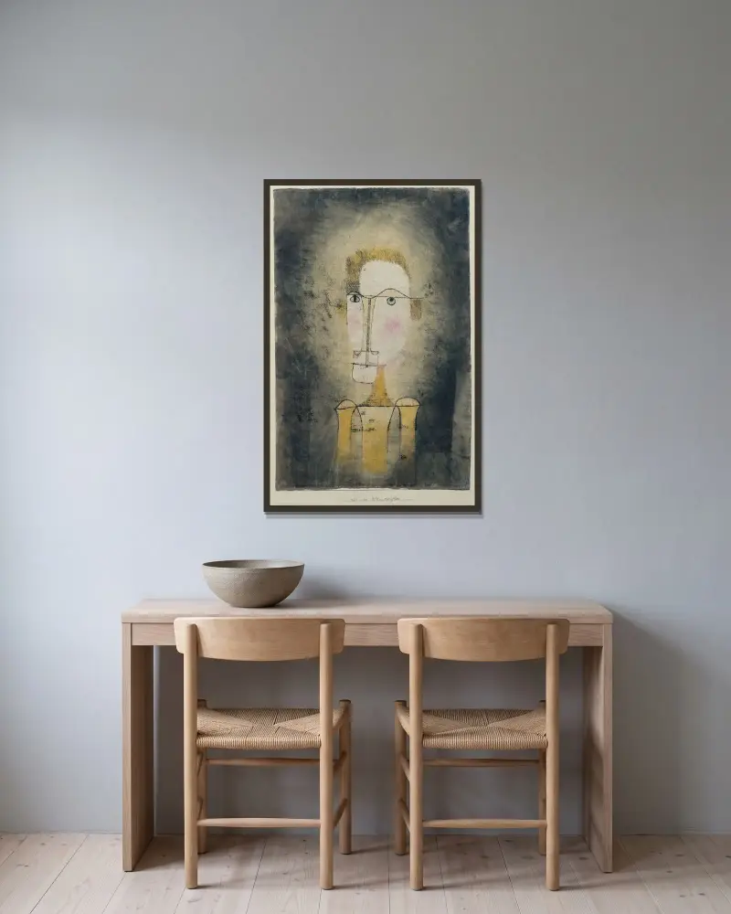 Porträtt av en gul man av Paul Klee inramad på en vägg