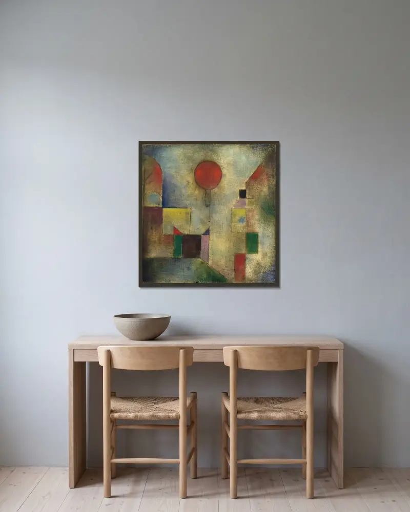 Red Balloon av Paul Klee inramad på en vägg