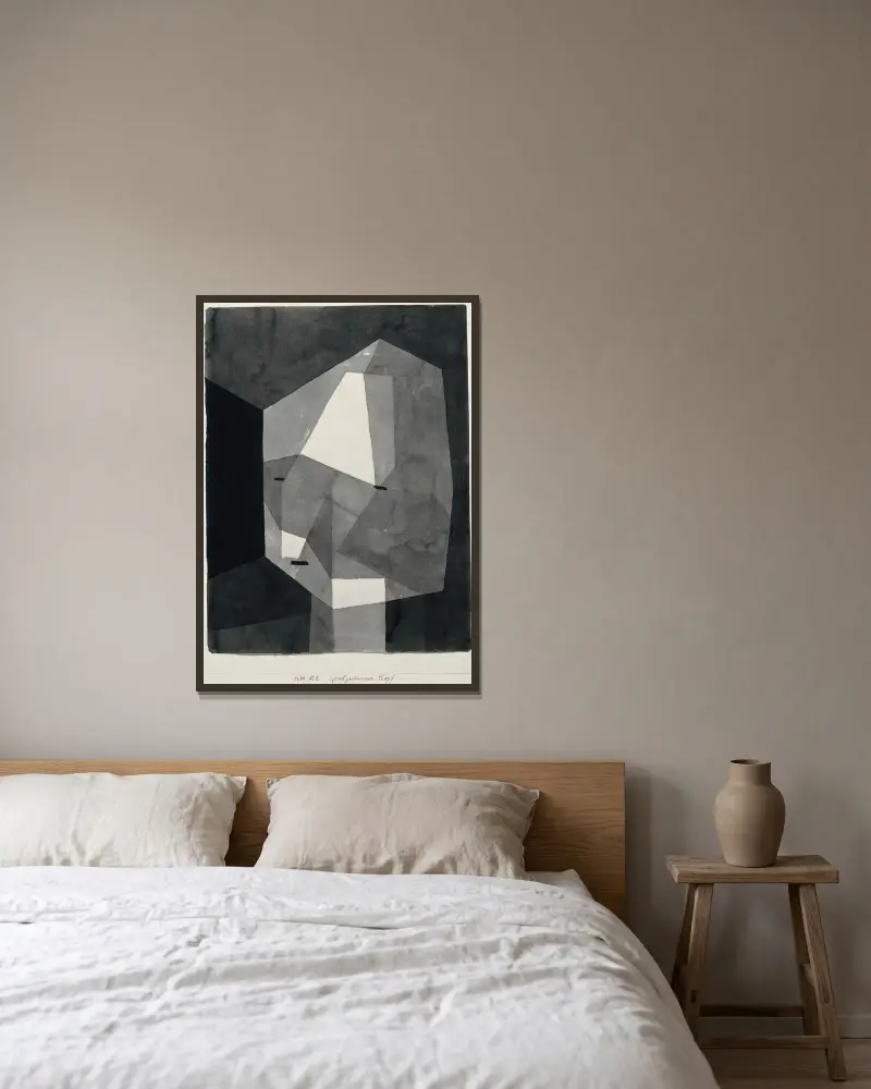Hrubě otesaná hlava, Paul Klee v rámu na stěně