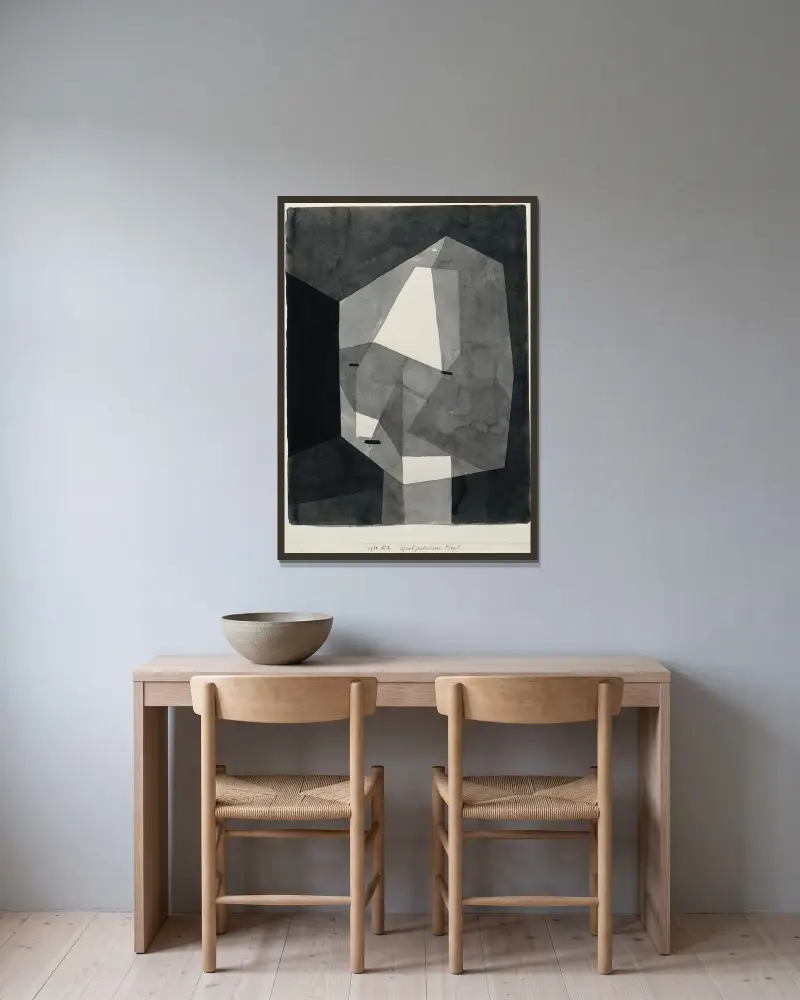 Hrubě otesaná hlava, Paul Klee v rámu na stěně
