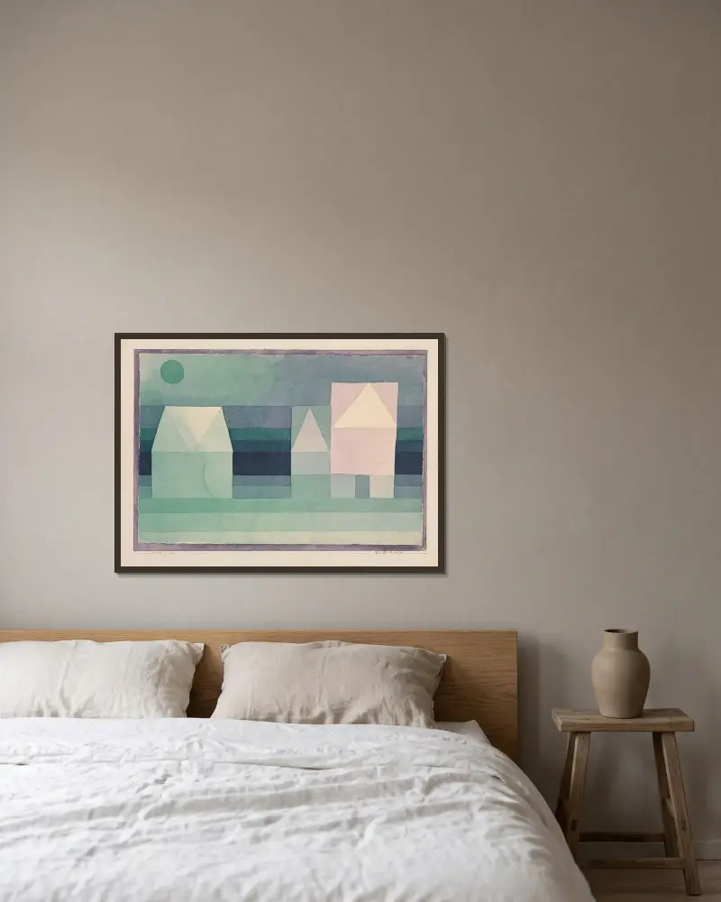 Three Houses av Paul Klee inramad på en vägg