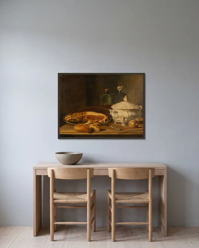 Stilleben med skinka och terrin av Pehr Hilleström inramad på en vägg