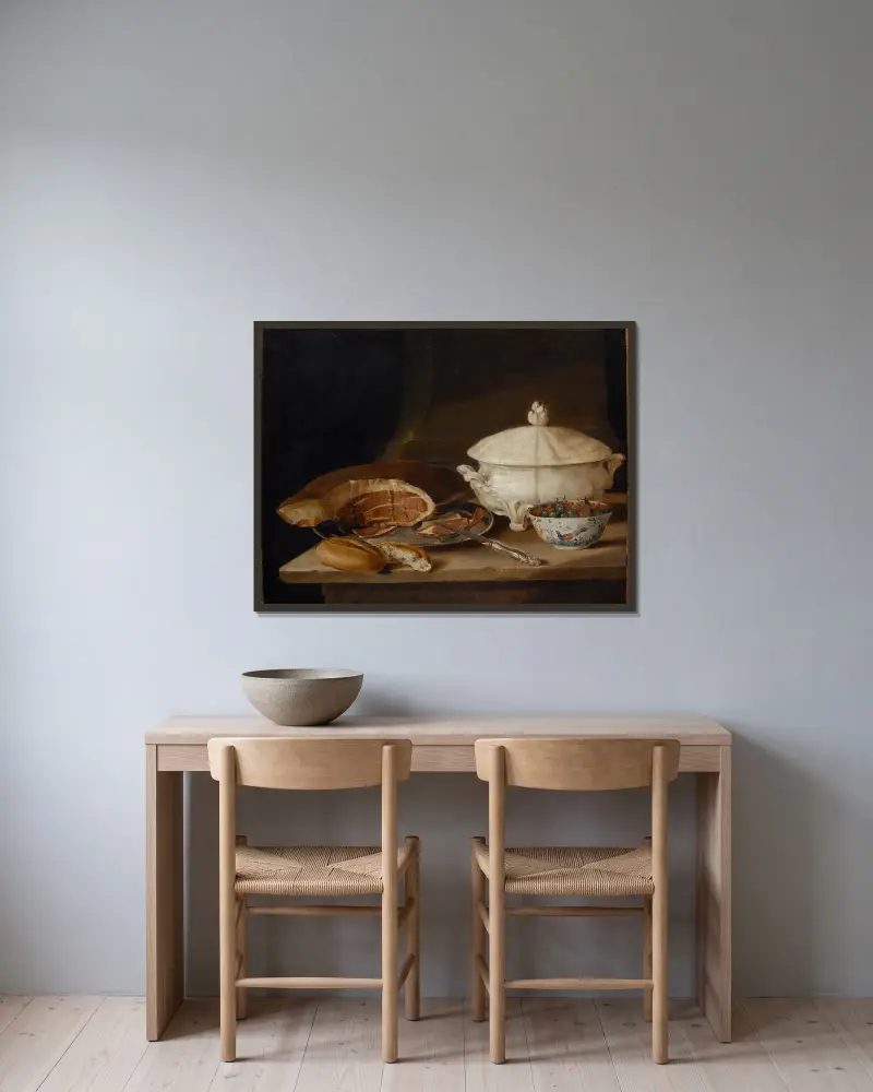 Stilleben med skinka på tennfat, fajans och en skål med krusbär och röda vinbär av Pehr Hilleström inramad på en vägg