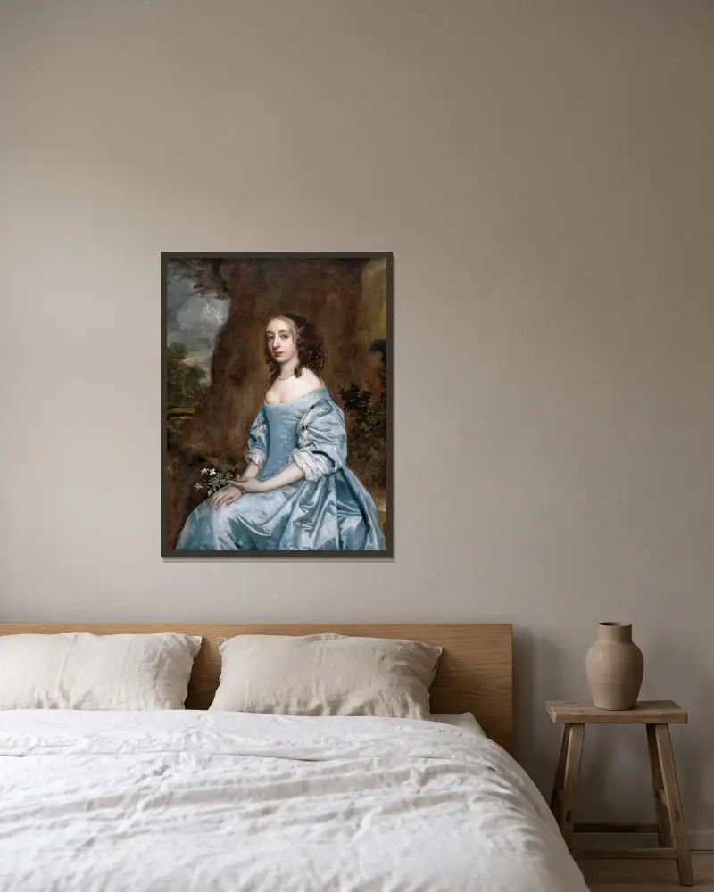 Porträtt av en dam i blått som håller en blomma av Sir Peter Lely inramad på en vägg