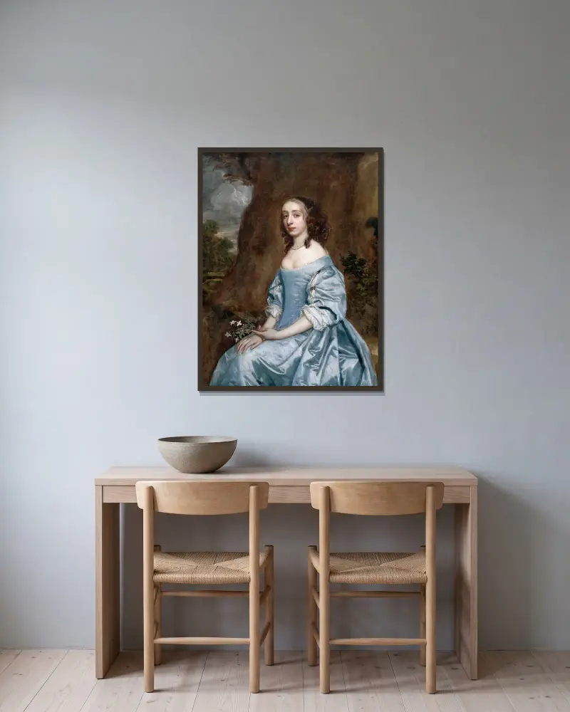Porträtt av en dam i blått som håller en blomma av Sir Peter Lely inramad på en vägg