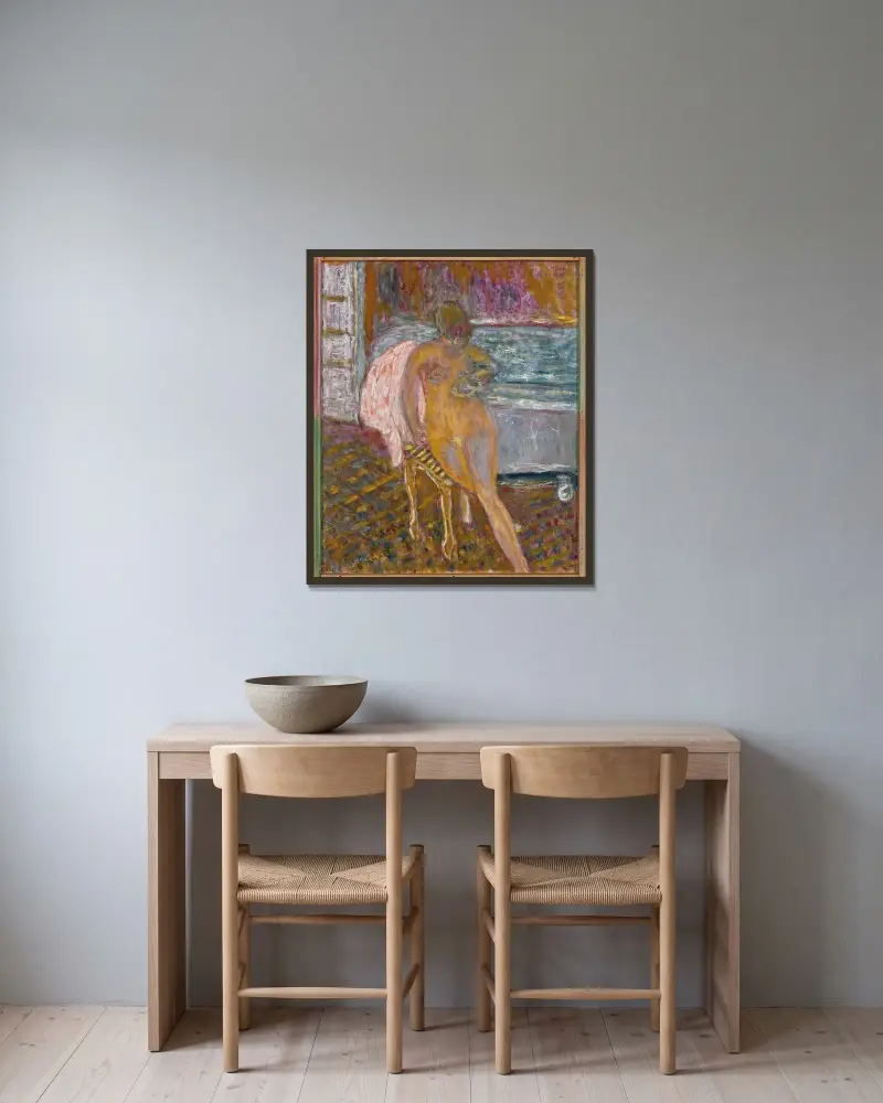 Kvinna vid sin toalett av Pierre Bonnard inramad på en vägg