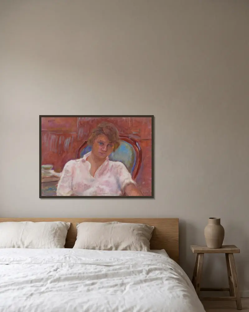 Ung kvinna drömmande i en fåtölj, Harmoni i rosa av Pierre Bonnard inramad på en vägg