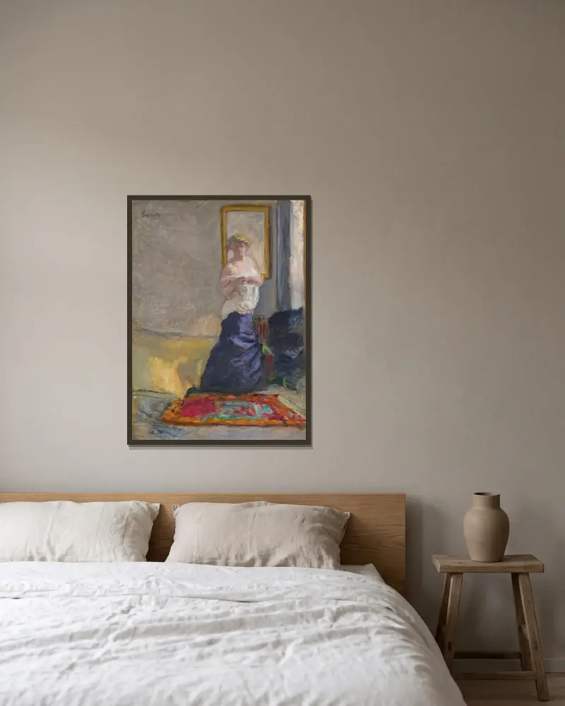 Ung kvinna som klär av sig av Pierre Bonnard inramad på en vägg
