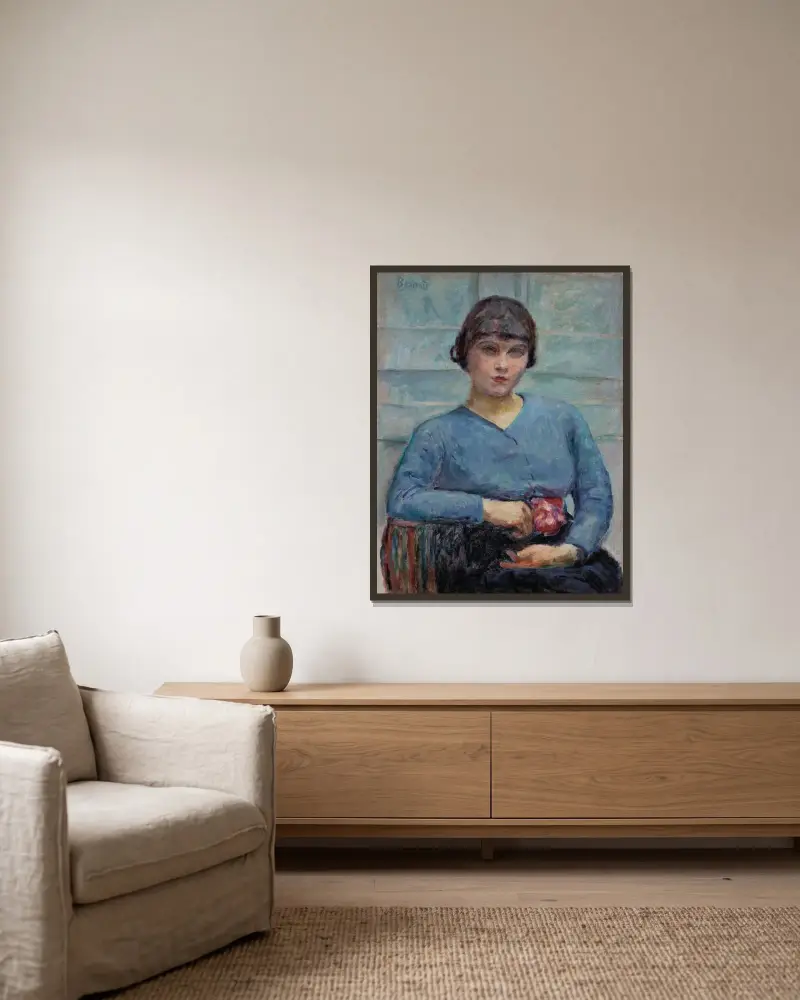 Ung flicka i blått, med ros av Pierre Bonnard inramad på en vägg