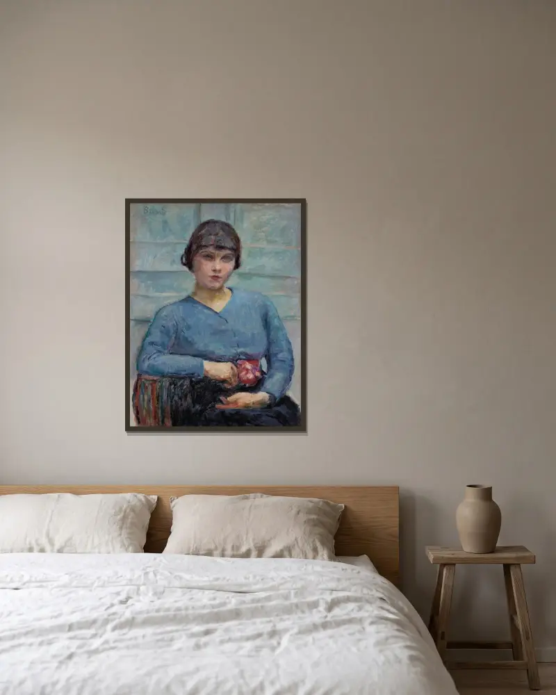 Ung flicka i blått, med ros av Pierre Bonnard inramad på en vägg