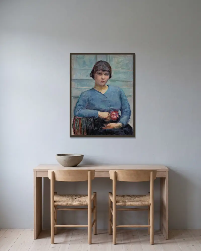 Ung flicka i blått, med ros av Pierre Bonnard inramad på en vägg