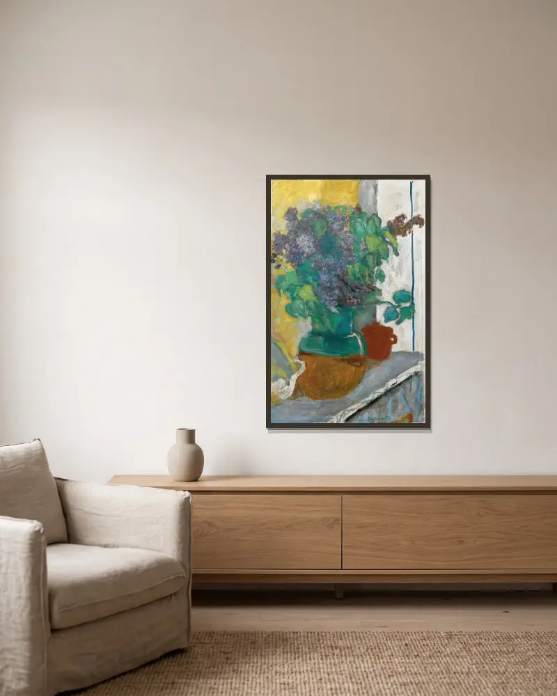 Flieder in einer Vase aus gelbgrüner Keramik von Pierre Bonnard gerahmt an einer Wand