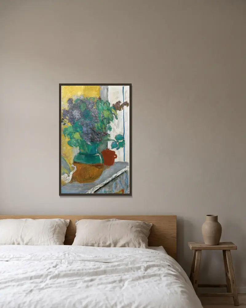 Flieder in einer Vase aus gelbgrüner Keramik von Pierre Bonnard gerahmt an einer Wand