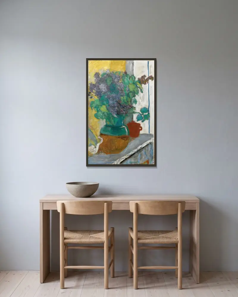 Flieder in einer Vase aus gelbgrüner Keramik von Pierre Bonnard gerahmt an einer Wand