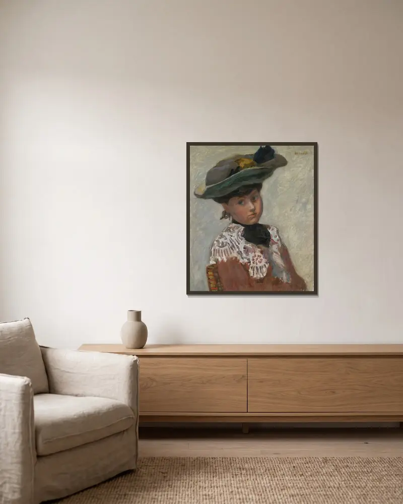 Porträtt av ung kvinna med hatt av Pierre Bonnard inramad på en vägg