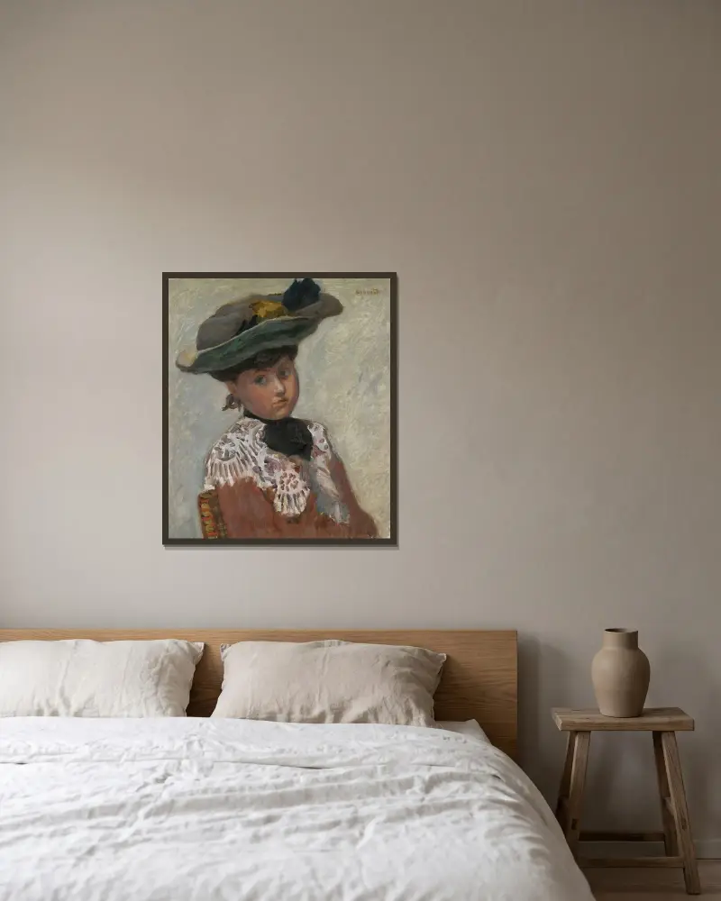 Porträtt av ung kvinna med hatt av Pierre Bonnard inramad på en vägg